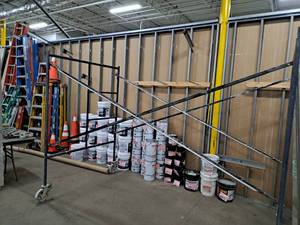 lot 708 image: Lot of (4) Scaffolding Parts - (2) Uprights, (2) Cross Supports