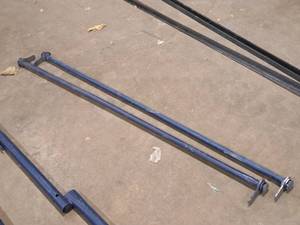 lot 760 image: Lot of (2) 41 Scaffolding Cross Supports