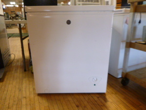 lot 4 image: GE Chest Freezer
