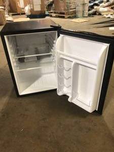 Magic Chef 2.6 cu. ft. Mini Fridge in Black without Freezer   Customer Returns See Pictures