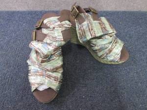 Size 7 MukLuks Wedges...