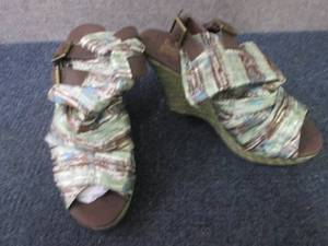 Size 7 MukLuks Wedges...