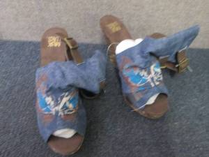 Size 8 Denim MukLuks Wedges...