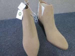 Size 11 Universal Threads Short Boo...