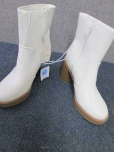 Size 7.5 Universal Threads Short Bo...