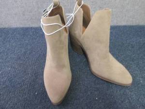 Size 8.5 Universal Threads Short Bo...