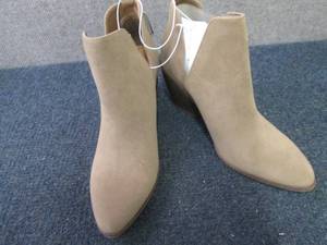 Size 9.5 Universal Threads Short Bo...