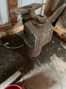 lot 62 image: old heavy electric motor