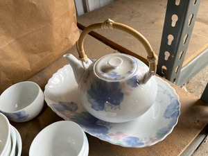 lot 60 image: Tea Set