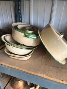 lot 7 image: Enamel Tan & Green  items