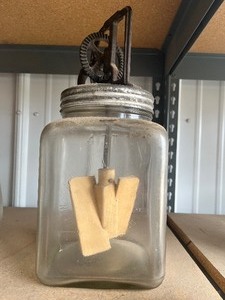 lot 25 image: Dazey  #40 butter churn