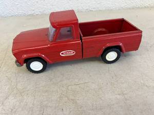 lot 4 image: Tonka Jeep Pickup