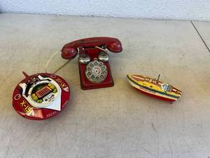 lot 8 image: Vintage Toys