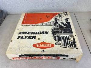 lot 17 image: Gilbert American Flyer No 20175 Train Set