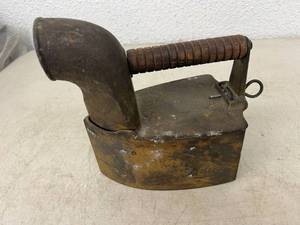 lot 34 image: Antique Coal Sad Iron