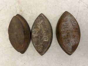 lot 36 image: 3 Sad Irons