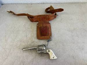 lot 65 image: Toy Cap Gun & Holster