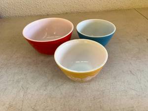 lot 69 image: Pyrex Bowls