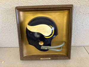lot 72 image: MN Vikings Pro-Football Decorator Plaque