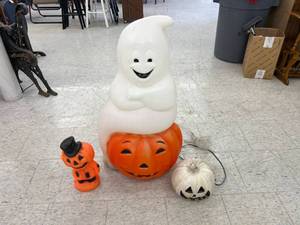 lot 75 image: Blow Molds - Halloween Theme
