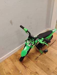 lot 18 image: RAZOR M8TRX ELECTRIC DIRT BIKE