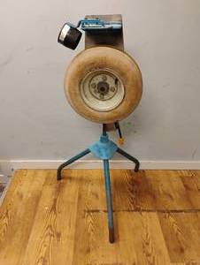 lot 87 image: JUGS JR BASEBALLSOFTBALL PITCHING MACHINE