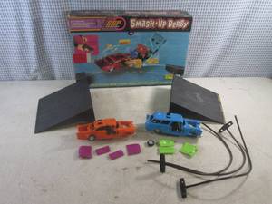 lot 5 image: (EW3) Vintage Kenner SSP Smash-Up Derby with Box - Missing 3 Wheels Otherwise Looks Complete