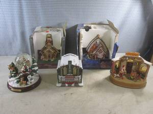 lot 11 image: (EW6) Christmas Decor Lightup Houses Etc