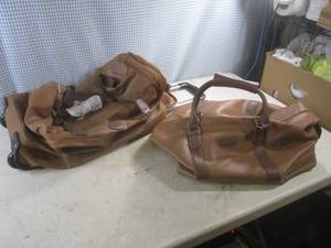 lot 19 image: (EW5) Bella Russo Matching Travel Bag and Duffle Bag - Look New
