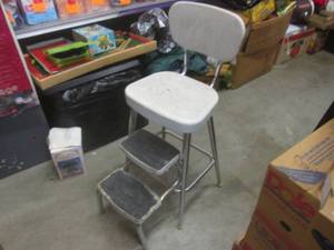 lot 22 image: (EW7) Vintage Step Stool - 24 Up To Seat