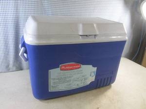 lot 102 image: (A-2T) Rubbermaid 48 Quart Ice Chest