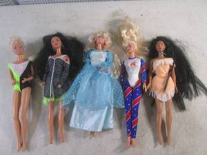 lot 127 image: (CSB) 5 Dolls - 11 12 Tall...