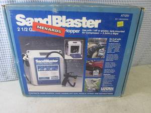 lot 136 image: (EC1) Campbell Hausfeld Sand Blaster with 2 12 Gallon Capacity Hopper In Box