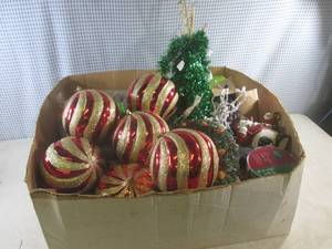 lot 39 image: (BR1) Big Box of Misc Christmas Decor