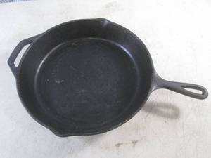 lot 142 image: (H-1) Lodge Cast Iron Fry Pan...