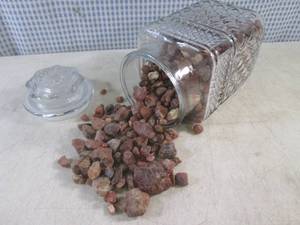 lot 154 image: (BSB) Vintage Glass Canister Full of Unpolished Agates - 9 14 Tall