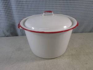 lot 172 image: (BS) Vintage Metal Pot with Lid 6 14 H x 10 W