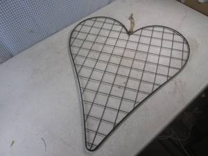 lot 178 image: (EW2) Large Metal Hanging Heart - 24 12 W x 28 12 H