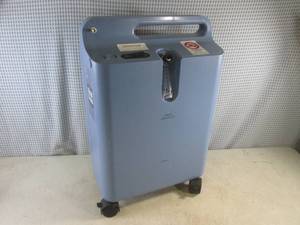 lot 304 image: (BSB) Philips Respironics EverFlo Oxygen Concentrator - Powers On