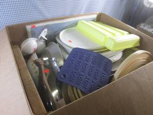 lot 313 image: (EW4) Big Box Full of Assorted Kitchen