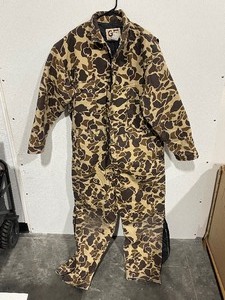 lot 59 image: Camo Bibs