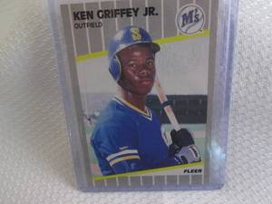 lot 3 image: 1989 Fleer Ken Griffey JR Rookie Ca...