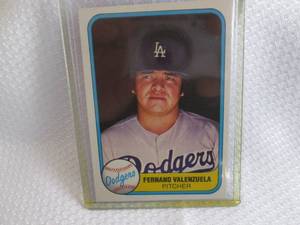 lot 17 image: 1981 Fleer Fernando Valenzuela Rook...