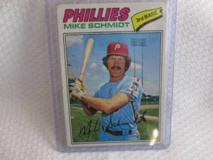 lot 19 image: 1977 Topps Mike Schmidt Card...