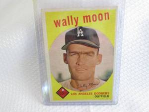 lot 55 image: 1959 Topps Wally Moon  Card...