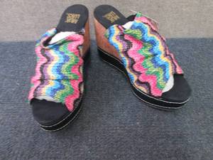 lot 366 image: Size 9 MultiColor MukLuks Wedges...