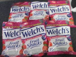 lot 438 image: 6- 5 oz Welchs Fruit Snacks...