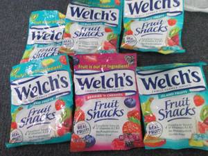lot 443 image: 6- 5 oz Welchs Fruit Snacks...