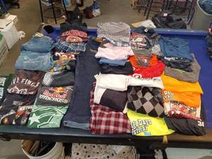 large lots of mens clothes jeans, t-shirts mostly xl-2x