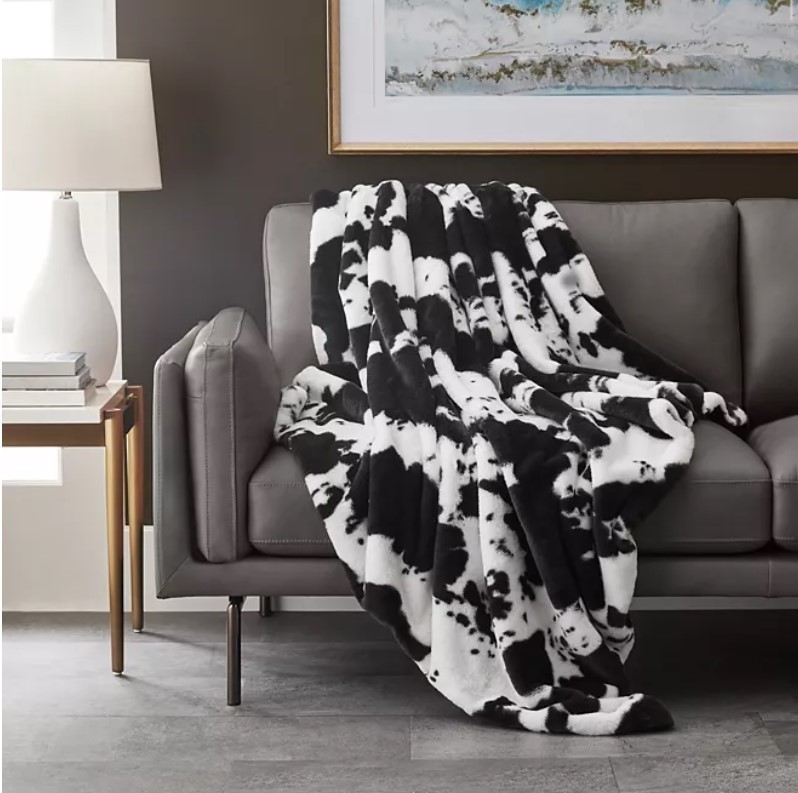 lot 184 image: NEW Members Mark Luxury Faux Fur Throw 60 x 70 - Black Cow
